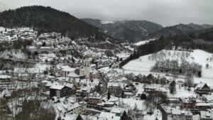 Dieses Bild zeigt eine Webcam-Aufnahme von Ottenhöfen, aufgenommen am Donnerstag, den 08.01.2026 um 09:30 Uhr