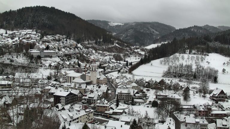 Dieses Bild zeigt eine Webcam-Aufnahme von Ottenhöfen, aufgenommen am Donnerstag, den 08.01.2026 um 09:30 Uhr