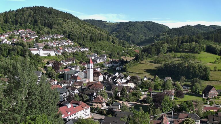 Dieses Bild zeigt eine Webcam-Aufnahme von Ottenhöfen, aufgenommen am Montag, den 15.06.2026 um 18:50 Uhr