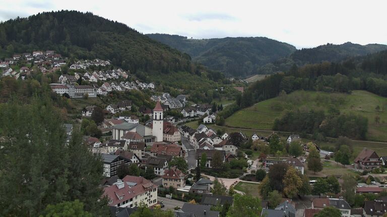 Dieses Bild zeigt eine Webcam-Aufnahme von Ottenhöfen, aufgenommen am Donnerstag, den 01.10.2026 um 13:30 Uhr