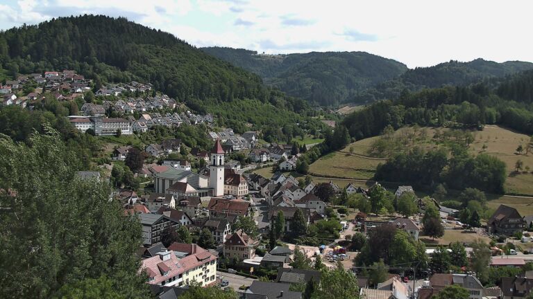 Dieses Bild zeigt eine Webcam-Aufnahme von Ottenhöfen, aufgenommen am Sonntag, den 26.07.2026 um 15:30 Uhr