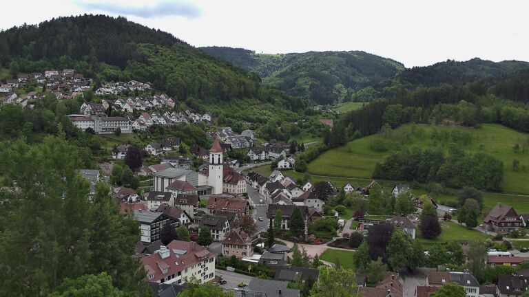 Dieses Bild zeigt eine Webcam-Aufnahme von Ottenhöfen, aufgenommen am Montag, den 18.05.2026 um 12:00 Uhr