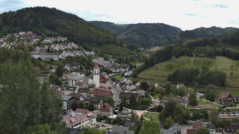 Dieses Bild zeigt eine Webcam-Aufnahme von Ottenhöfen, aufgenommen am Sonntag, den 13.09.2026 um 13:30 Uhr