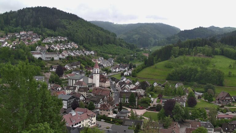 Dieses Bild zeigt eine Webcam-Aufnahme von Ottenhöfen, aufgenommen am Dienstag, den 05.05.2026 um 16:10 Uhr