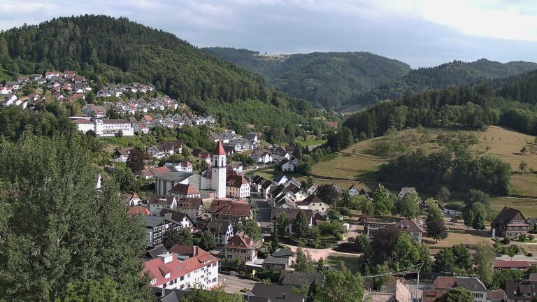 Dieses Bild zeigt eine Webcam-Aufnahme von Ottenhöfen, aufgenommen am Samstag, den 18.07.2026 um 17:50 Uhr
