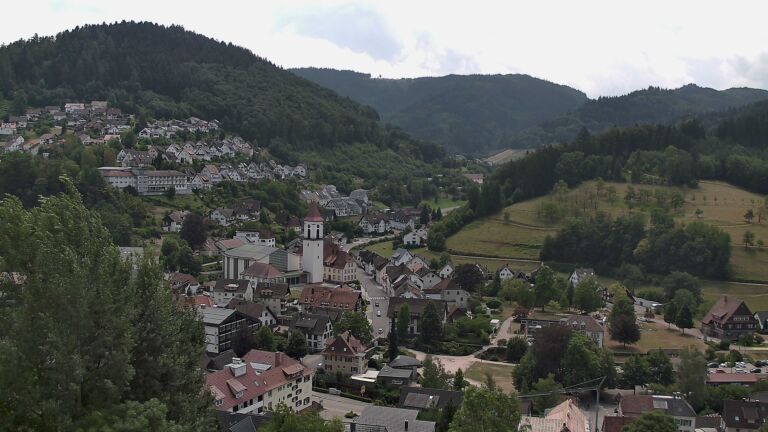 Dieses Bild zeigt eine Webcam-Aufnahme von Ottenhöfen, aufgenommen am Samstag, den 18.07.2026 um 13:10 Uhr
