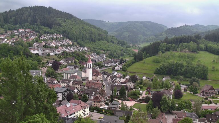Dieses Bild zeigt eine Webcam-Aufnahme von Ottenhöfen, aufgenommen am Sonntag, den 10.05.2026 um 17:50 Uhr