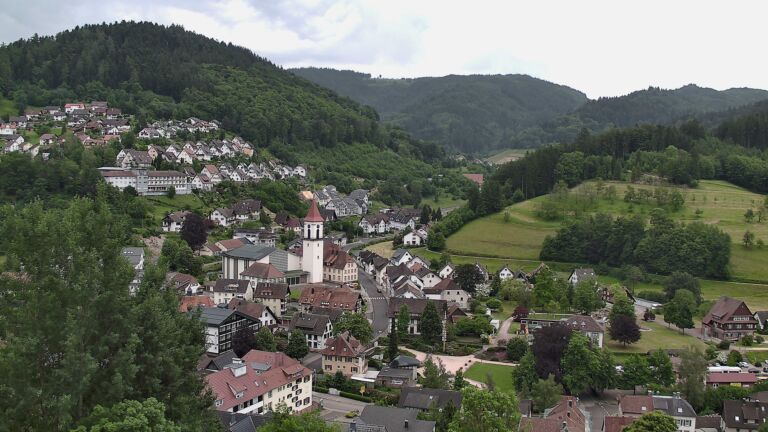 Dieses Bild zeigt eine Webcam-Aufnahme von Ottenhöfen, aufgenommen am Sonntag, den 31.05.2026 um 12:00 Uhr