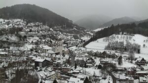 Dieses Bild zeigt eine Webcam-Aufnahme von Ottenhöfen, aufgenommen am Donnerstag, den 08.01.2026 um 12:10 Uhr