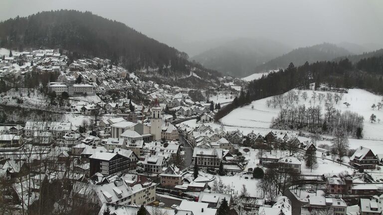 Dieses Bild zeigt eine Webcam-Aufnahme von Ottenhöfen, aufgenommen am Donnerstag, den 08.01.2026 um 12:10 Uhr