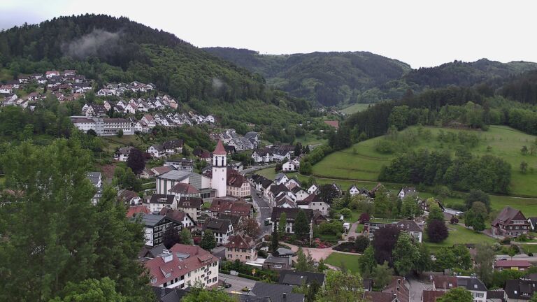 Dieses Bild zeigt eine Webcam-Aufnahme von Ottenhöfen, aufgenommen am Freitag, den 15.05.2026 um 07:10 Uhr
