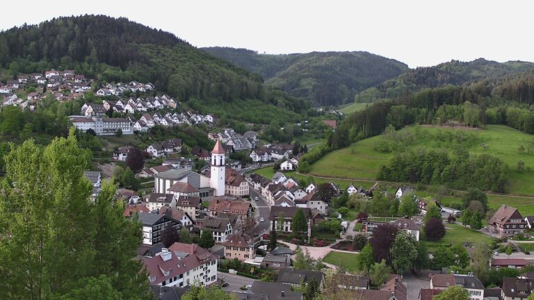 Dieses Bild zeigt eine Webcam-Aufnahme von Ottenhöfen, aufgenommen am Montag, den 04.05.2026 um 07:00 Uhr