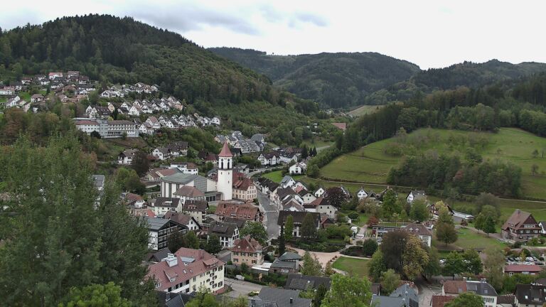 Dieses Bild zeigt eine Webcam-Aufnahme von Ottenhöfen, aufgenommen am Sonntag, den 11.10.2026 um 10:30 Uhr