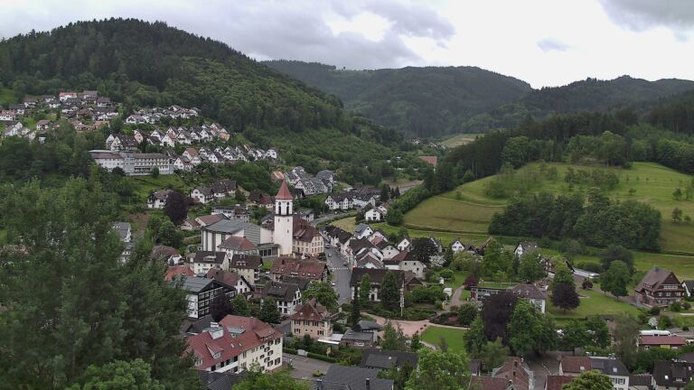 Dieses Bild zeigt eine Webcam-Aufnahme von Ottenhöfen, aufgenommen am Donnerstag, den 04.06.2026 um 17:50 Uhr