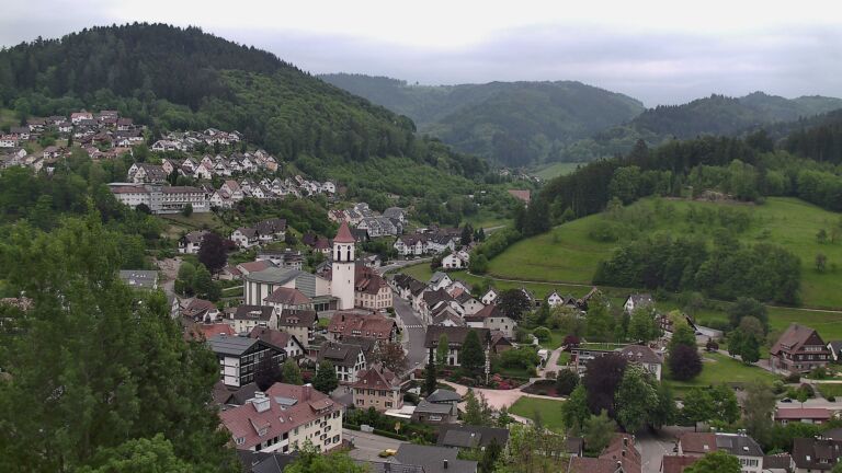 Dieses Bild zeigt eine Webcam-Aufnahme von Ottenhöfen, aufgenommen am Sonntag, den 10.05.2026 um 17:20 Uhr