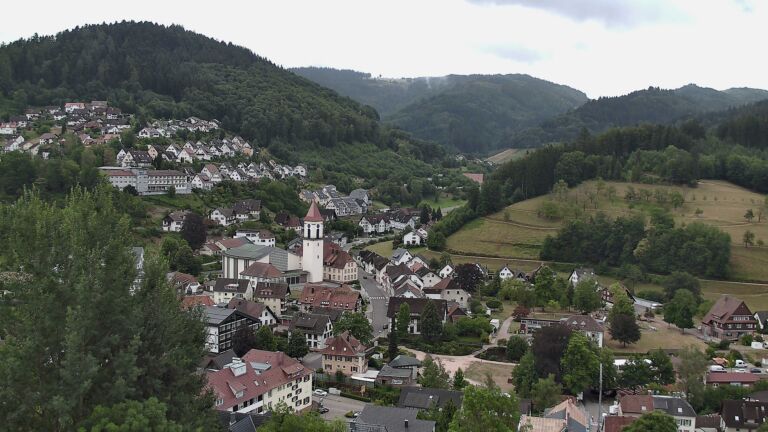Dieses Bild zeigt eine Webcam-Aufnahme von Ottenhöfen, aufgenommen am Montag, den 27.07.2026 um 10:00 Uhr
