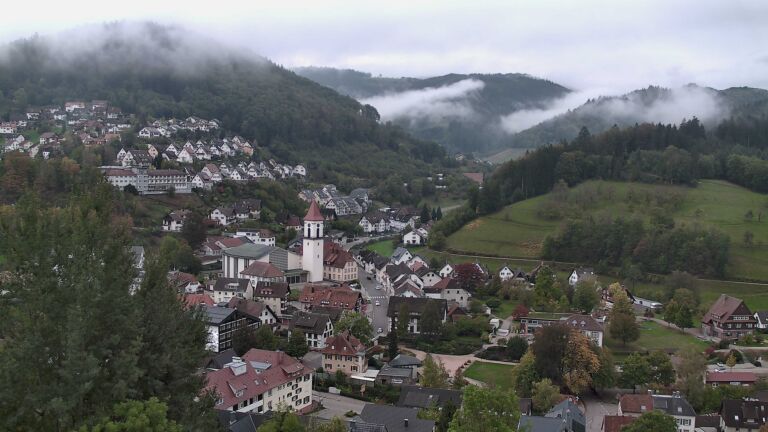 Dieses Bild zeigt eine Webcam-Aufnahme von Ottenhöfen, aufgenommen am Sonntag, den 18.10.2026 um 18:10 Uhr