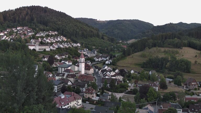 Dieses Bild zeigt eine Webcam-Aufnahme von Ottenhöfen, aufgenommen am Montag, den 27.07.2026 um 21:00 Uhr