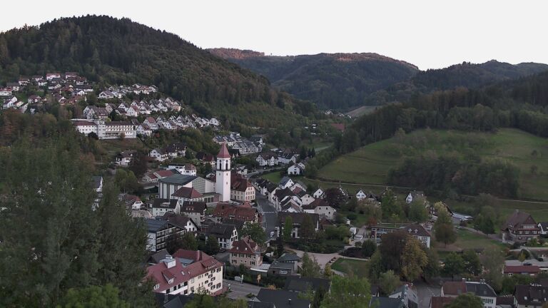 Dieses Bild zeigt eine Webcam-Aufnahme von Ottenhöfen, aufgenommen am Montag, den 05.10.2026 um 18:40 Uhr