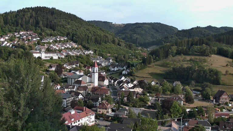 Dieses Bild zeigt eine Webcam-Aufnahme von Ottenhöfen, aufgenommen am Samstag, den 25.07.2026 um 19:10 Uhr