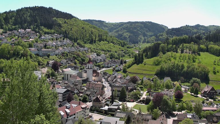 Dieses Bild zeigt eine Webcam-Aufnahme von Ottenhöfen, aufgenommen am Freitag, den 01.05.2026 um 13:20 Uhr