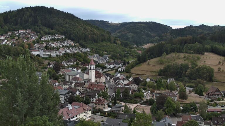 Dieses Bild zeigt eine Webcam-Aufnahme von Ottenhöfen, aufgenommen am Dienstag, den 18.08.2026 um 15:50 Uhr