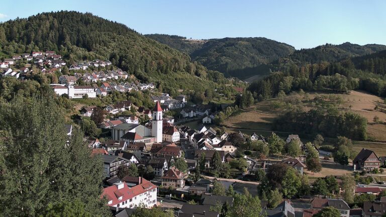 Dieses Bild zeigt eine Webcam-Aufnahme von Ottenhöfen, aufgenommen am Freitag, den 14.08.2026 um 18:50 Uhr