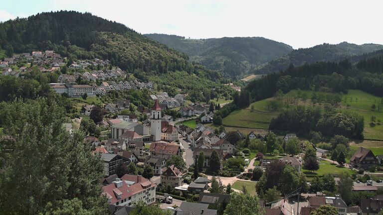Dieses Bild zeigt eine Webcam-Aufnahme von Ottenhöfen, aufgenommen am Freitag, den 26.06.2026 um 14:00 Uhr