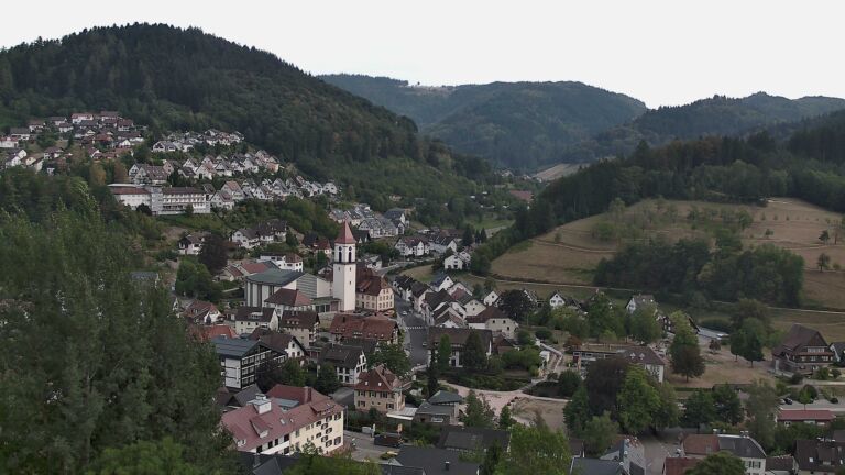 Dieses Bild zeigt eine Webcam-Aufnahme von Ottenhöfen, aufgenommen am Sonntag, den 16.08.2026 um 18:00 Uhr