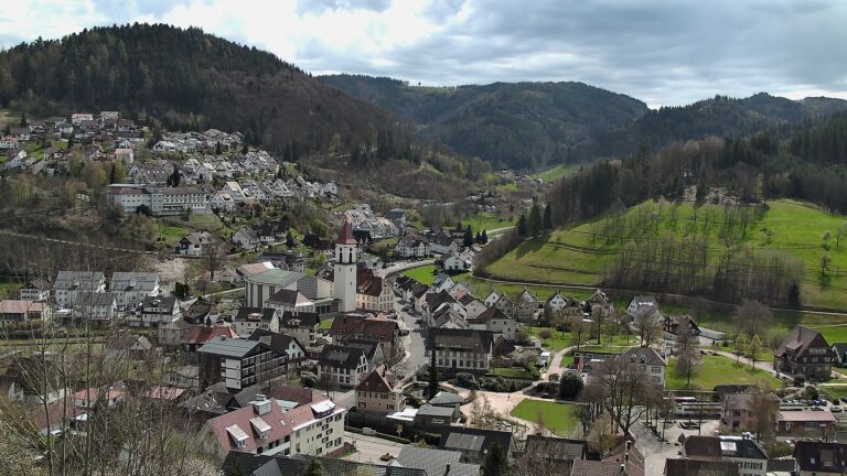 Dieses Bild zeigt eine Webcam-Aufnahme von Ottenhöfen, aufgenommen am Sonntag, den 05.04.2026 um 13:50 Uhr