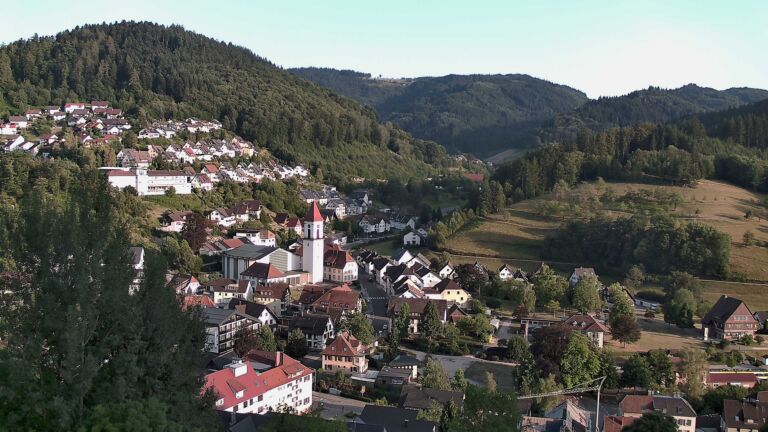Dieses Bild zeigt eine Webcam-Aufnahme von Ottenhöfen, aufgenommen am Samstag, den 01.08.2026 um 19:40 Uhr