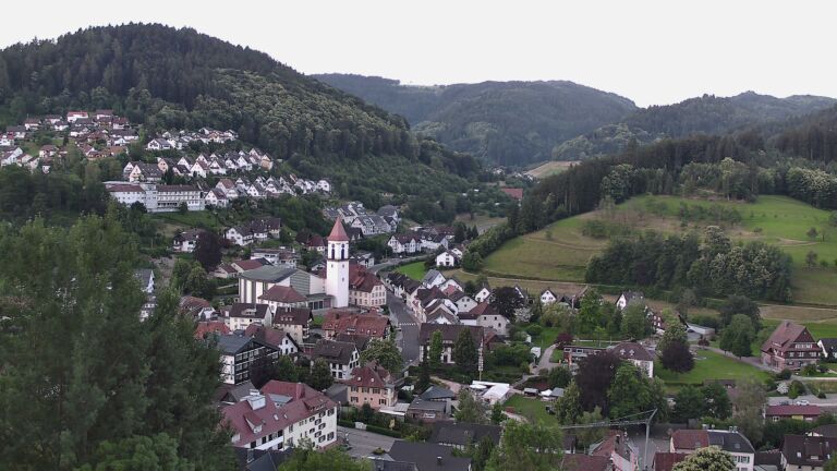 Dieses Bild zeigt eine Webcam-Aufnahme von Ottenhöfen, aufgenommen am Freitag, den 19.06.2026 um 05:50 Uhr