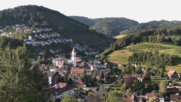 Dieses Bild zeigt eine Webcam-Aufnahme von Ottenhöfen, aufgenommen am Montag, den 15.06.2026 um 07:10 Uhr