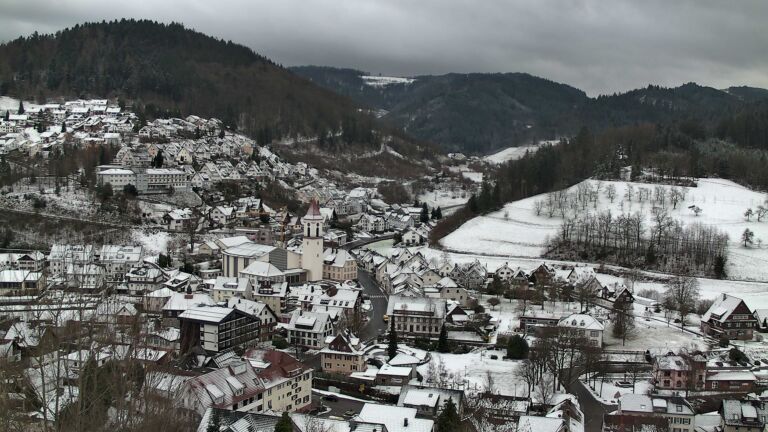 Dieses Bild zeigt eine Webcam-Aufnahme von Ottenhöfen, aufgenommen am Freitag, den 02.01.2026 um 14:00 Uhr