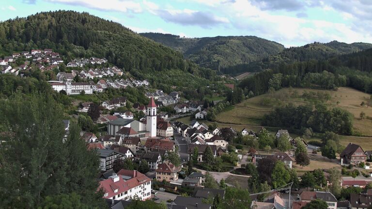 Dieses Bild zeigt eine Webcam-Aufnahme von Ottenhöfen, aufgenommen am Montag, den 27.07.2026 um 19:20 Uhr