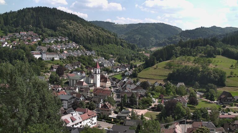 Dieses Bild zeigt eine Webcam-Aufnahme von Ottenhöfen, aufgenommen am Freitag, den 26.06.2026 um 16:00 Uhr