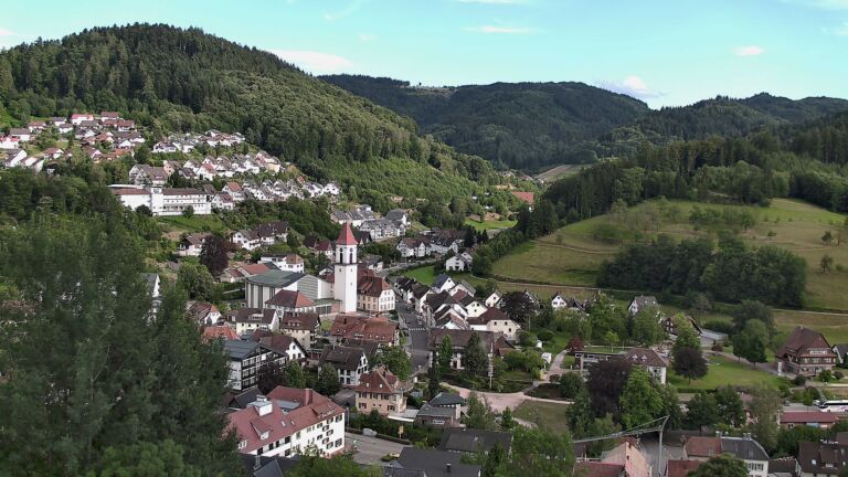 Dieses Bild zeigt eine Webcam-Aufnahme von Ottenhöfen, aufgenommen am Montag, den 06.07.2026 um 19:10 Uhr