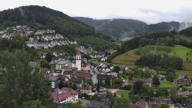 Dieses Bild zeigt eine Webcam-Aufnahme von Ottenhöfen, aufgenommen am Freitag, den 12.06.2026 um 16:40 Uhr