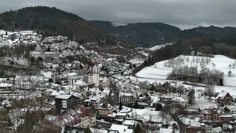 Dieses Bild zeigt eine Webcam-Aufnahme von Ottenhöfen, aufgenommen am Freitag, den 02.01.2026 um 15:50 Uhr