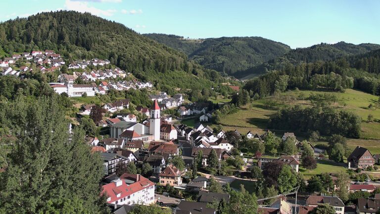 Dieses Bild zeigt eine Webcam-Aufnahme von Ottenhöfen, aufgenommen am Mittwoch, den 01.07.2026 um 19:10 Uhr