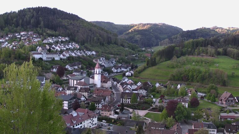 Dieses Bild zeigt eine Webcam-Aufnahme von Ottenhöfen, aufgenommen am Montag, den 27.04.2026 um 07:00 Uhr