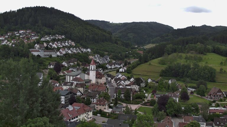 Dieses Bild zeigt eine Webcam-Aufnahme von Ottenhöfen, aufgenommen am Freitag, den 05.06.2026 um 13:10 Uhr