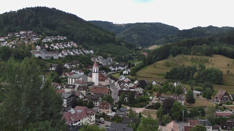 Dieses Bild zeigt eine Webcam-Aufnahme von Ottenhöfen, aufgenommen am Freitag, den 17.07.2026 um 08:00 Uhr