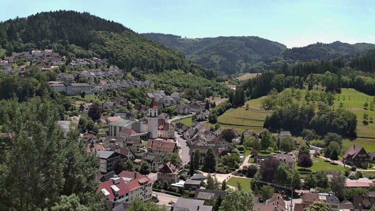 Dieses Bild zeigt eine Webcam-Aufnahme von Ottenhöfen, aufgenommen am Montag, den 15.06.2026 um 13:30 Uhr