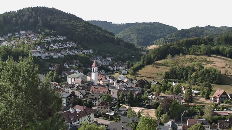 Dieses Bild zeigt eine Webcam-Aufnahme von Ottenhöfen, aufgenommen am Montag, den 10.08.2026 um 09:00 Uhr