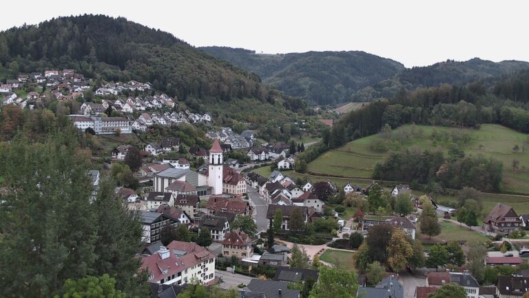 Dieses Bild zeigt eine Webcam-Aufnahme von Ottenhöfen, aufgenommen am Sonntag, den 04.10.2026 um 07:50 Uhr