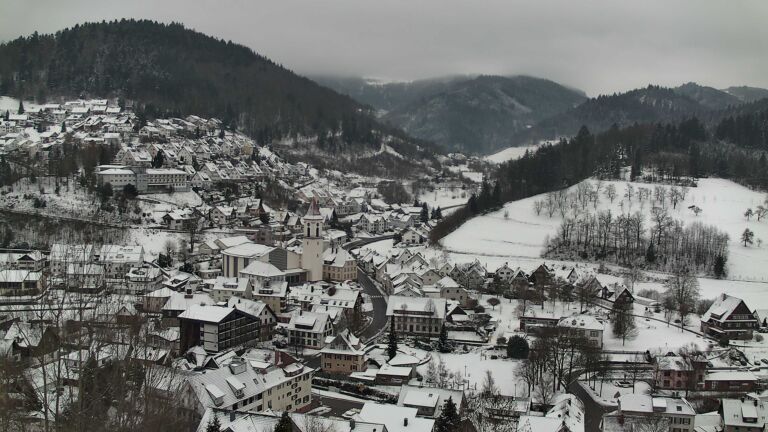 Dieses Bild zeigt eine Webcam-Aufnahme von Ottenhöfen, aufgenommen am Dienstag, den 06.01.2026 um 15:10 Uhr