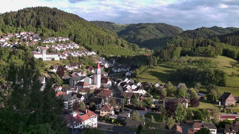 Dieses Bild zeigt eine Webcam-Aufnahme von Ottenhöfen, aufgenommen am Sonntag, den 17.05.2026 um 19:40 Uhr