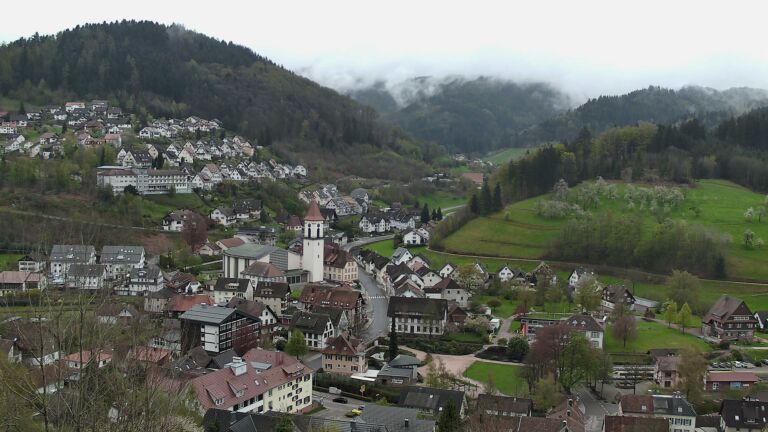 Dieses Bild zeigt eine Webcam-Aufnahme von Ottenhöfen, aufgenommen am Sonntag, den 12.04.2026 um 10:50 Uhr