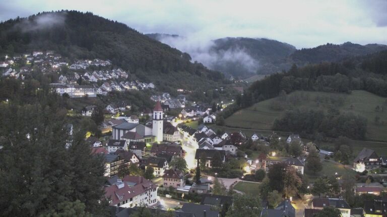 Dieses Bild zeigt eine Webcam-Aufnahme von Ottenhöfen, aufgenommen am Samstag, den 17.10.2026 um 19:00 Uhr